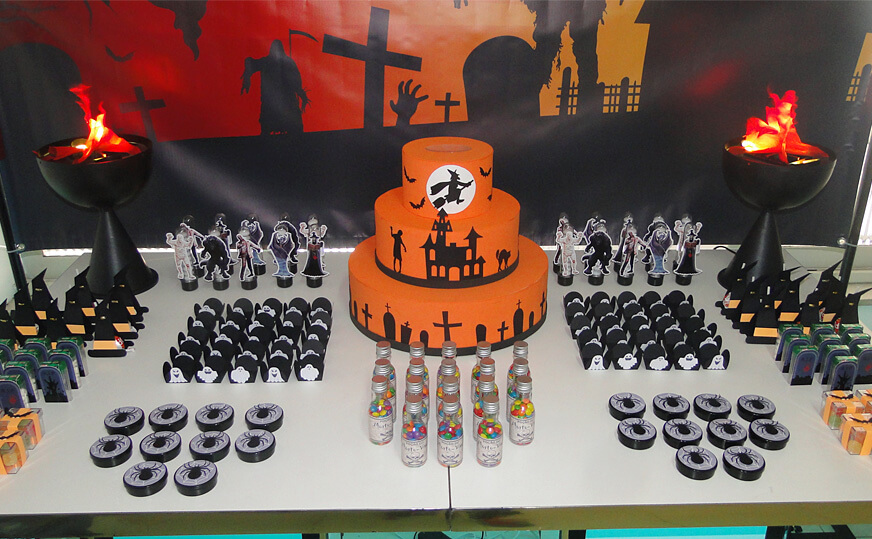 Mesa decorada com docinhos e lembrancinhas halloween e terror.